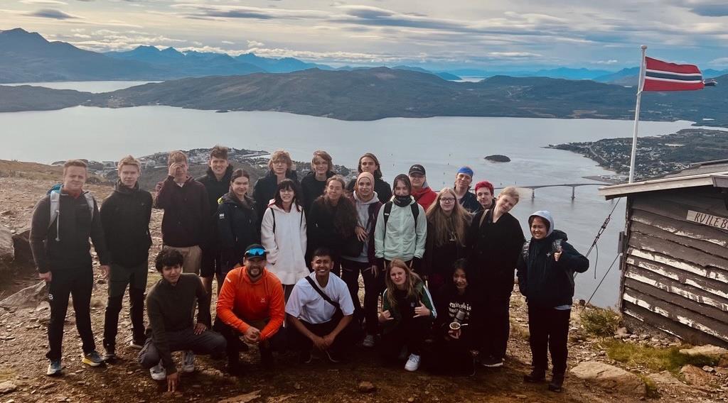 IB-klassen på sosial tur til kjent turtopp ved Finnsnes - Klikk for stort bilde