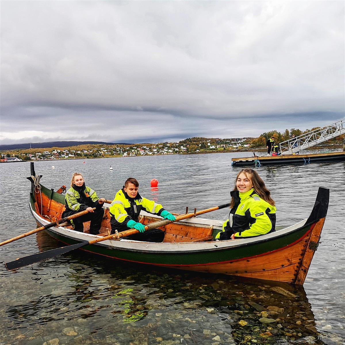 Tre elever er ute og ror en Nordlandsbåt - Klikk for stort bilde