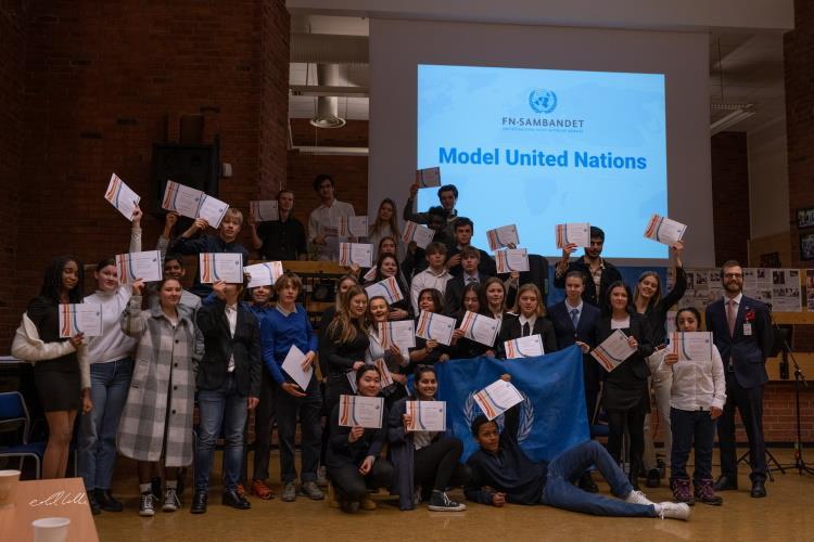 Gruppebilde av elever som deltok på Model United Nations i 2021 - Klikk for stort bilde